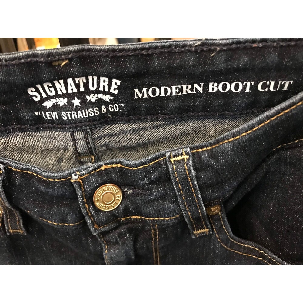 Levis Signature Modern Boot Cut jeans. Size 10 Short - Picture 4 of 5